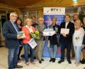 Bild: mab
Die Vorsitzende des Bayerischen Turnverbandes im Turngau Oberpfalz Süd, Edith Lindner überreichte das Qualitätssiegel für den „Seniorenfreundlichen Verein“.
