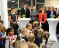 Bild: Stephan Huber
Winkend bereiten die Marienheim-Kinder Sozialministerin Kerstin Schreyer (vordere Reihe Dritte von rechts) und den Gästen bei der Eröffnung des Zentrums für Medienkompetenz in der Frühpädagogik in der Regierungsstraße einen freundlichen Empfang.