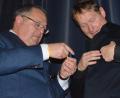 Bild: Kunz
Zu dick ist die Jacke für die feine Nadel, die Dr. Frank Wohl (links) Peter Märtin anheften will.