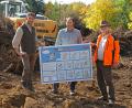 Bild: nm
Die Infotafel ist schon da: Oswald Hamann, Stefan Schnurrer und Ingo Greim (von links) brachten die Übungsbeispiele für angehende Wintersportler mit zur Baustelle auf der Silberhütte.