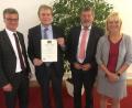 Bild: akp
Zusammen mit Schulamtsdirektor Georg Kick (Zweiter von rechts) nahm Schulleiter Werner Winderl die Urkunde "Schule mit dem Profil Inklusion" aus den Händen von Kultusminister Bernd Sibler (links) und Staatssekretärin Carolina Trautner entgegen.