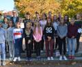 Bild: dob
Diese Mittelschüler erbrachten Gold-Leistungen beim Sportwettbewerb zum deutschen Sportabzeichen. Die bisherige Sportbeauftragte Dagmar Heine (links) verstand es ausgezeichnet, die Schüler zu Höchstleistungen zu motivieren. Rektor Alfons Raab (hinten, Zweiter von links) hatte bei der Verleihung viel Lob für seine Schüler übrig.