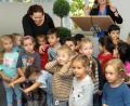 Bild: Stephan Huber
Mit erhobenen Händen scheint Familienministerin Kerstin Schreyer (hinten rechts) den Kinderchor des Marienheims zu dirigieren. Tut sie nicht, aber sie gibt den Takt für die Arbeit des neuen Zentrums für Medienkompetenz in der Frühpädagogik vor und kommt nach der Unterzeichnung der Gründungsurkunde erneut nach Amberg, um die Einrichtung offiziell zu eröffnen.