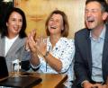 Bild: Stephan Huber
Direktkandidatin Alexandra Sitter, Listenvertreterin Doris Lehnerer und Amberg-Sulzbachs FW-Kreischef Albert Geitner (von links) beklatschen freudig lachend das FW-Resultat.