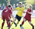 Bild: Hubert Ziegler
Zu zweit versuchen der Sorghofer Innenverteidiger Tobias Rudlof (links) und der defensive Mittelfeldspieler Philipp Wywiol (rechts) den dreifachen Hahnbacher Torschützen Rene Brewitzer (Mitte) zu stoppen.