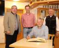 Bild: ffl
Zwei Mitglieder der Ehenbachtaler Schützen Holzhammer tragen sich ins goldene Buch der Stadt Schnaittenbach ein (von links): Bürgermeister Josef Reindl, Ferdinand Stipberger, Markus Ulrich und Schützenmeister Hans-Jürgen Ulrich