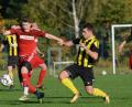 Bild: ham
Sportfreund Andreas Lottner (gestreiftes Trikot) und der Neunburger Benjamin Maier (links) im Zweikampf: Die Weidenthaler stießen mit ihrem Erfolg gegen den FC Neunburg auf Platz drei der Kreisliga West vor.