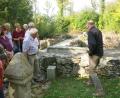 Bild: mmj
Interessiert verfolgten die Mitglieder des OWV die Ausführungen von Manfred Groß über die freigelegten Mauern, hier am damaligen Pfarrhof, des früheren Ortes Grafenried.
