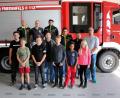 Bild: bsc
Große Freude bei der Friedenfelser Jugendfeuerwehr (vorne). Der Feuerwehrverein mit Vorstand Jürgen Kraus (hinten, Dritter von rechts) und Schriftführer Alexander Breitner (hinten rechts) überreichten für den Fleiß und das Interesse der Jugendlichen an der Wehr, 500 Euro Spende. Die Kommandanten Jürgen Schultes und Christian Bischof sowie die Mitglieder der aktiven Feuerwehr, Christian Schraml und Martin Bischof (hinten von links) freuten sich mit den Jugendlichen.