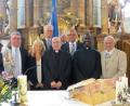 Bild: Jürgen Pröm
Gratulation und Dank für den langjährigen Freihunger Pfarrer (von links): Bürgermeister Norbert Bücherl, Annette Nübler, Georg Schirbl, der Jubilar Pfarrer Bernhard Huber, Hans Rumpler, Georg Fritsche, Pfarrvikar David Lubuulwa und Manfred Fritsche