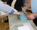 Bild: Götz
Auf den blauen Zetteln waren die Stimmen für den Bezirkstag abzugeben. Chancen auf einen Platz im Gremium hat neben dem Direktwahlsieger Landrat Thomas Ebeling (CSU) wohl aus dem Landkreis noch maximal der AfD-Kandidat.