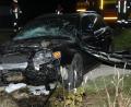 Bild: gf
Das Auto, das am Sonntagabend bei Ehenfeld über den Kreisverkehr raste, hat nur noch Schrottwert.