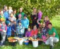 Bild: hcz
Die Kindergruppe der "Zaunkönige" freut sich über die reiche Obsternte.