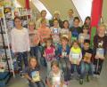 Bild: bl
Stolz präsentieren die Gewinner der Bücherrallye ihre Preise. Die Leiterin der Stadtbücherei Renate Stigler, Zweite Bürgermeisterin Christa Zapf und "Glücksfee" Selina Hummer (von links) gratulierten den Leseratten.