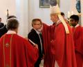 Bild: mab
Der Weihbischof legt den Firmlingen die Hand auf.