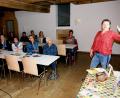 Bild: do
Unter dem Leitgedanken „Schwarz und Weiß im Miteinander“ informiert Elisabeth Merkl (rechts) bei einer Veranstaltung der Volkshochschule im Malzhaus über das Mitreiseprojekt „As Friends to Kenya“.