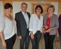 Bild: jr
491,50 Euro konnte Johanna Schirdewahn (Zweite von rechts) für den Verein „Asante“ entgegennehmen. Mit im Bild (von links) Franziska Heindl, Bürgermeister und CSU-Ortsvorsitzender Roland Grillmeier, FU-Vorsitzende Alexandra Weiß und (rechts) FU-Kreisvorsitzende Tina Zeitler.