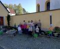 Bild: hä
Die Grashüpfer der Steiner Kirchengemeinschaft und die Gartenzwerge des OGV Liebenstein bepflanzen das Blumenbeet vor der St.-Laurentius-Kirche in Stein.