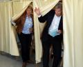 Bild: Götz
Joachim Hanisch (rechts) kommt aus der Wahlkabine. Als Spitzenkandidat der Freien Wähler auf der Oberpfalz-Liste verteidigte er sicher sein Landtagsmandat.