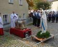Bild: jr
Der Reliquienschrein der heiligen Bernadette aus dem französischen Wallfahrtsort Lourdes wurde mit einer kirchlichen Feierstunde vor dem Resl-Haus in Konnersreuth begrüßt.