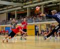 Bild: gud
Chancen erspielten sich die Handballherren des HV Oberviechtach (rote Trikots) in heimischer Halle en masse. Doch entweder es fehlte die letzte Konsequenz, oder Leonard Malik (rechts) im Kasten der HG Hemau/Beratzhausen hatte seine Hände im Spiel.