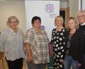 Bild: dob
Bei den Neuwahlen werden Martha Bauer (Mitte) wieder zur Bezirksvorsitzenden gewählt. Hannelore Hopfner aus Schönsee (Zweite von rechts) und Claudia Wiesent aus Erpetshof (Zweite von links) sind mit im Führungsteam. Zum geistlichen Beirat bestimmten die Frauen erneut Pfarrer Georg Hartl aus Waidhaus (rechts). Josefa Bauer (links) vertrat den Diözesanverband Regensburg.