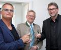 Bild: Thomas Dobler
Bei der Vorstellung der neuen Räume ihres Architekturbüros stießen Siegfried Knipl (links) und Peter Pracht (rechts) mit Oberbürgermeister Andreas Feller auf eine erfolgreiche Zukunft an.