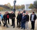 Bild: Stephan Huber
Im Hintergrund werden schon die Fundamente gesetzt, vorne haben sie ihren Spaß. In der Bildmitte MdL Harald Schwartz (CSU) mit OB Michael Cerny (rechts daneben). Peter Leifridt (mit Trainingsanzug) setzt schon mal den Ringergriff an.