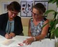 Bild: exb
Schulleiterin Irene Sebald (links) und Schulleiterin Patricia Morin (rechts) unterschreiben die Partnerschaftsurkunde.