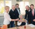Bild: gsb
Barbara und Herbert Kölbl (von links) stoßen mit Seniorenheimleiter Martin Kneidl, Pfarrer Johannes Lukas und Bürgermeister Jens Meyer auf Jubilarin Maria Kölbl an.