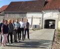 Bild: u
Die CSU-Stadtratsfraktion machte sich ein Bild von der Situation an der südöstlichen Altstadtecke. Hinsichtlich des anzulegenden Grünzugs ist die CSU mit der von Landschaftsarchitekt Siegfried Lösch vorgelegten Planung einverstanden (von links): Bärbel Birner, Josef Luber, Kerstin Ackermann, Fraktionsvorsitzender Hans-Jürgen Schönberger, Dritter Bürgermeister Peter Leitsoni, Bürgermeister Hermann Falk und Christian Gnan.