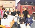 Bild: es
Viele fleißige Hände backen und verkaufen süße Sachen.