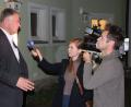 Bild: kro
Auch der BR darf nicht zur AfD-Wahlparty. Daher gibt Kreisvorsitzender Roland Magerl vor dem Lokal sein Interview.
