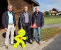 Bild: lk
Bürgermeister Lothar Müller, Ideengeber Preisinger aus Schönkirch sowie sein Bruder und zweiter Bürgermeister Markus Preisinger (von links) stellen die Verkehrssicherungsfigurgen „Street-Buddys“ vor.