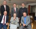 Bild: dob
Martha Seegmüller findet, dass es mit 100 Jahren schon einmal an der Zeit ist, sich etwas verwöhnen zu lassen. Ihre beiden Söhne Olaf (links) und Roland (rechts) wissen um die Eigenwilligkeit ihrer Mutter. Landrat Andreas Meier, der evangelische Stadtpfarrer Dieter Schinke und Bürgermeister Andreas Wutzlhofer (hinten, von links nach rechts) gratulieren der Seniorin herzlich zum seltenen Ehrentag.