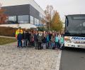 Bild: exb
Das Warten auf und das Mitfahren im Schulbus wollen gelernt sein: Worauf es dabei ankommt, das verdeutlicht Christian Simon (hinten, links), der Verkehrserzieher der Polizeiinspektion Eschenbach, den Mädchen und Buben der fünften Klassen des Gymnasiums in Theorie und Praxis.