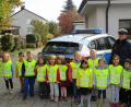 Bild: exb
Polizeibeamtin Ramona Weiß mit den Vorschulkindern.