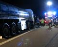 Bild: kö
Ein Kleintransporter fuhr am Montgabend auf der A 93 aus ungeklärter Ursache auf einen Sattelzug auf. Der Lieferwagen kam ins Schleudern und im Straßengraben zu liegen. Der 54-jährige Fahrer wurde in seinem Fahrzeug eingeklemmt und erlitt dabei schwere Verletzungen.