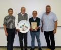 Bild: R. Kreuzer
Der Dank der Vorsitzenden gilt Siegfried Ertl: (von links) Ossi Zahn, Alfred Rupprecht, Ertl und Hans-Jürgen Meier.