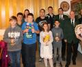 Bild: kdi
Die Preisträger (von links, vordere Reihe) Constantin Blessenberger, Till Scharnagl, Sydney Schmid, Tobias Rosner, 1. Schützenmeister Bruno Rosner, Bürgermeister Bernd Sommer. In der hinteren Reihe Erika Rosner, Franziska Kraus, Markus Rosner, Markus Peterhans, Bernhard Ernstberger.