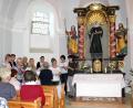 Bild: boj
Neben dem Altar mit der Darstellung der heiligen Walburga umrahmte der Kirchenchor Teunz die Betrachtungen zur Walburgiskapelle, die zur Pfarrei Niedermurach gehört.