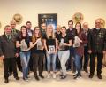 Bild: hwk
Beim Ehrenabend steht Elena Zimmermann (Siebte von links) als deutsche Vize-Meisterin natürlich im Mittelpunkt. Geschenke gibt es aber auch für die weiteren Teilnehmern Lena Stahl, Maria Kausler, Luisa Stahl und Sophia Miedl (vorne, Zweite bis Sechste von links), Andreas Nickl und Michael Buchbinder (hinten, Vierter und Fünfter von links) sowie die Trainer Andreas Kausler (links) und Lukas Haberkorn (Sechster von links). Ihnen gratulieren Vorsitzender Wolfgang Raps, zweiter Bürgermeister Arno Stahl (hinten von links), OSB-Vizepräsident Wolfgang Bauer und Gauschützenmeister Horst Lippert (von rechts).