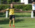 Bild: gb
Daniel Lauterbach, Stürmer des FC Tirschenreuth, kam am Samstag nicht mehr aus dem Jubeln raus. Beim TSV Thiersheim gelangen dem 21-Jährigen gleich vier Tore binnen 15 Minuten.