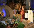 Bild: wro
Umrahmt von der Erntekrone und einer Muttergottesstatue aus Fatima erinnerte Brigitte Traeger auch immer wieder an den Gnadenort in Portugal.