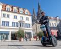 Bild: agentur_dpa
In einem Pilotprojekt erprobt die bayerische Polizei in Regensburg Segways. Ein Jahr lang sollen Beamte die elektrischen Roller testen. Bild: Armin Weigel/dpa