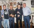 Bild: weu
Die Vorsitzenden des Kunstvereins Unverdorben, Peter Wunder (rechts) und Karl Stumpfi (links), bedankten sich bei den drei Musikern. Robert Coyne, Werner Steinhauser und Wolfgang Bernreuther (von rechts) begeisterten mit guten handgemachten Bluesklängen und alternativer Folkmusik.