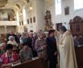 Bild: do
Segnung durch Handauflegen und Salbung mit Krankenöl: Dazu kommen die Gläubigen nach vorne zu Pfarrer Adrian Kugler, der mit ihnen den Wortgottesdienst in der Schlammersdorfer Pfarrkirche St. Luzia feiert.