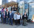Bild: pko
Auch eine Klasse der Mittelschule Bruck besuchte den Info Truck bei der Firma FEE. Vorne von links Hermann Brandl, Christian Meyer und Hans Fleischmann.