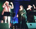 Bild: lst
Er sieht aus wie Joe Cocker, er bewegt sich wie Joe Cocker und er singt wie Joe Cocker: Michael Haberl (links) und seine Band stehen dem Original in nichts nach.