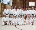 Bild: dob
Die Karatekas präsentieren stolz das Qualitätszertifikat, das der Präsident des Deutschen Karate Verbands (DKV) Wolfgang Weigert (mittlere Reihe, Dritter von rechts) den Vohenstraußer Sportlern verleiht. Dojo-Leiter Marcel Bieber (mittlere Reihe, Vierter von rechts) nimmt die Auszeichnung entgegen.